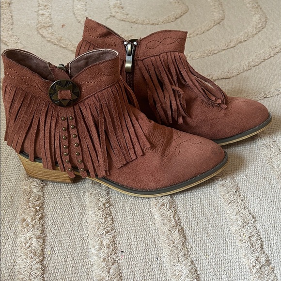 Mi.iM Shoes - Fringed Suede Ankle Boots